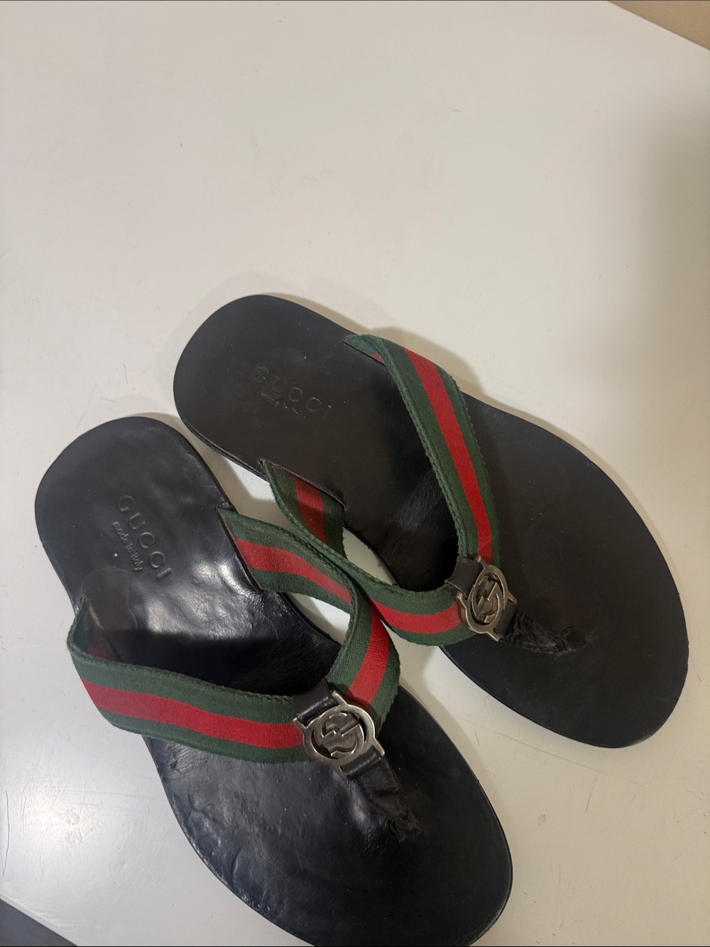 Authentic vintage Gucci Black Leather Flip-Flops with Green and Red Webbing